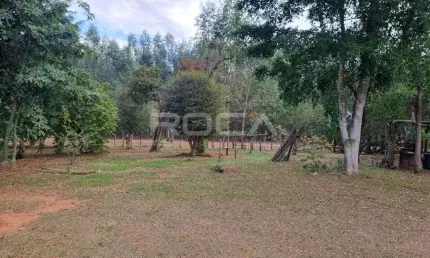 Encantadora fazenda à venda em São Carlos - 2 dormitórios, 3 banheiros e varanda aberta