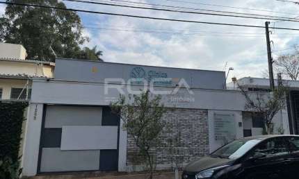 Imóvel Comercial no Centro de São Carlos: 4 banheiros, cozinha, copa, 2 garagens, armários embutidos