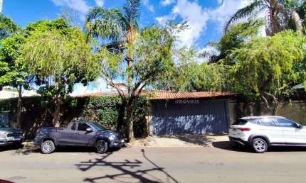 Casa Comercial para alugar no CENTRO de São Carlos - 3 dormitórios, suíte, closet e 4 garagens cobertas