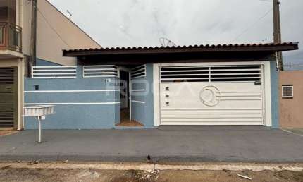 Casa à venda no Jardim Embaré, São Carlos: 2 dormitórios, suíte, armários, garagem coberta!