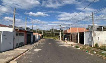 Casa à venda no bairro Cidade Aracy em São Carlos: 2 dormitórios, 1 banheiro, garagem e muito mais!