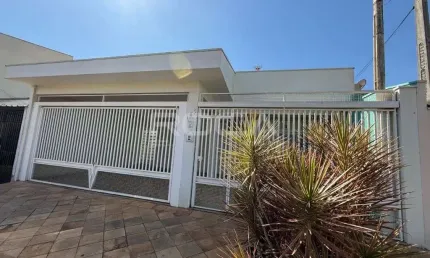 Casa de padrão à venda em Vila Brasília, São Carlos - 3 dormitórios com edícula