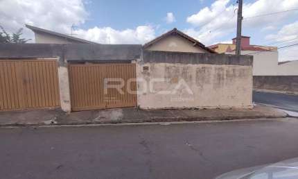 Casa padrão à venda na Vila Costa do Sol, São Carlos: 3 dormitórios, 2 banheiros e 4 garagens!