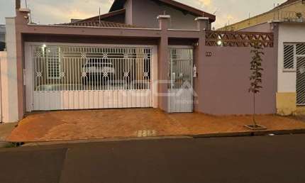 Casa à venda na Vila Prado, São Carlos | 3 dormitórios, 2 suítes e 2 garagens cobertas