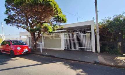 Casa à venda e locação no Jardim São Carlos, São Carlos: 3 dormitórios, canil e poço artesiano!