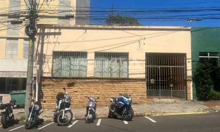 Casa à venda no Centro de São Carlos com 3 dormitórios e suíte