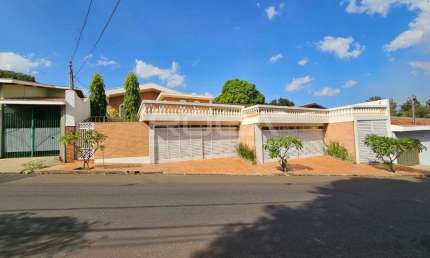 Linda casa padrão à venda na Vila Brasília - São Carlos