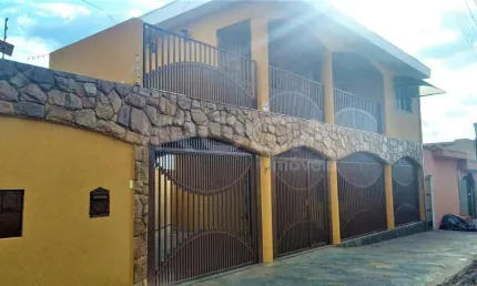 Casa à venda no Jardim Cruzeiro do Sul, São Carlos - 3 dormitórios e 2 vagas de garagem