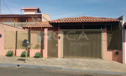 Casa Padrão à venda no Residencial Itamarati, São Carlos - 3 dormitórios, churrasqueira e edícula