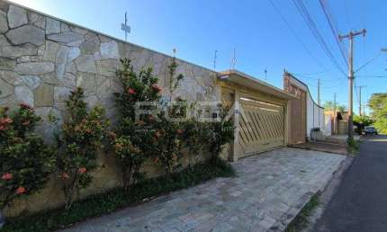 Casa à venda no Jardim Cardinalli, São Carlos: 4 dormitórios, piscina e mais!