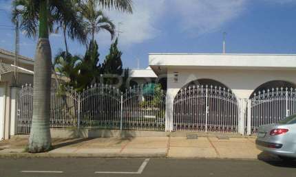 Casa de Alto Padrão no Centro de São Carlos - 4 dormitórios, 3 garagens