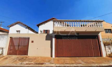 Casa padrão à venda no Jardim São Carlos, São Carlos - 3 dormitórios e ampla área de lazer