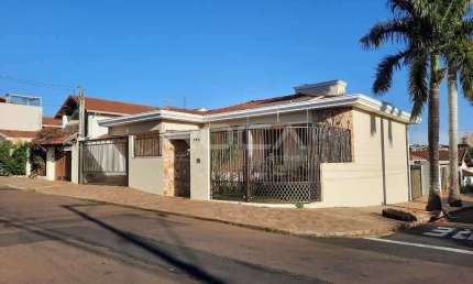 Casa de alto padrão com 4 dormitórios e churrasqueira em Nossa Sra Aparecida - São Carlos