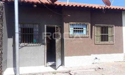 Casa Padrão à venda em São Carlos com 2 dormitórios e garagem coberta