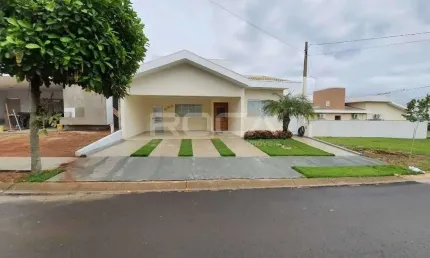 Charmosa casa de condomínio à venda no bairro Quebec em São Carlos!