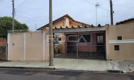 Casa padrão à venda na Vila Prado, São Carlos: 3 dormitórios, 2 banheiros e 3 garagens.