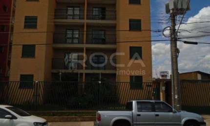 Apartamento à venda e locação no Jardim Lutfalla, São Carlos: 1 dormitório, armários na cozinha e box nos banheiros