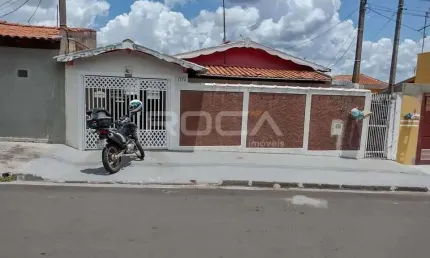 Casa padrão à venda no Jardim Beatriz, São Carlos: 2 dormitórios, edícula e garagem coberta