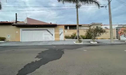 Casa de alto padrão com piscina aquecida no Jardim das Torres, São Carlos