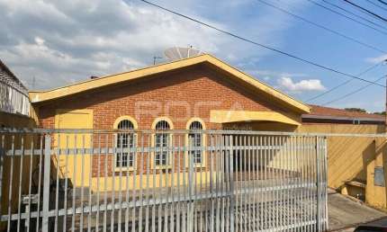 Casa de alto padrão com 3 dormitórios no bairro Albertini em São Carlos.