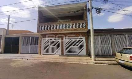 Amplo Sobrado à Venda no Belvedere, São Carlos - 4 Dormitórios, Suíte, 2 Vagas Cobertas