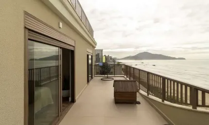 Cobertura duplex frente mar com 225m², finamente mobiliada no gravatá navegantes