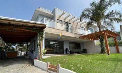 CASA ALTO PADRÃO COM VISTA PERMANENTE DO MAR, EM PENHA SC.