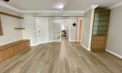Apto a 100m do mar em balneário camboriu, com 1 suite + 1 dorm, 2 vagas.