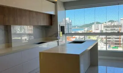 Apartamento 1 suíte + 2 dormitórios a 150m da praia central de navegantes/sc