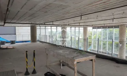 Laje corporativa de 680m² com 4 vagas de garagem, 6 banheiros e 2 coziinhas à venda e para locação,