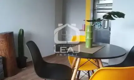 Apartamento á venda possui  40 m², com 2 dormitórios, sala e 1 vaga de garagem. No valor de R$245.0