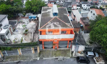Prédio com 12 kitnets, 1 apto de 2 dormitórios, 1 salão e 1 casa à venda, para investimento, 500m²
