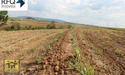 Terreno com nascente a 100 km de São Paulo e a 7 Km do centro de Boituva para compra !!