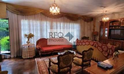 Venha conhecer esta maravilhosa casa de esquina, térrea e repleta de conforto, localizada em uma rua extremamente tranquila!
