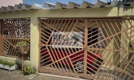 Venha morar em uma charmosa casa de vila térrea, localizada em uma rua tranquila e segura