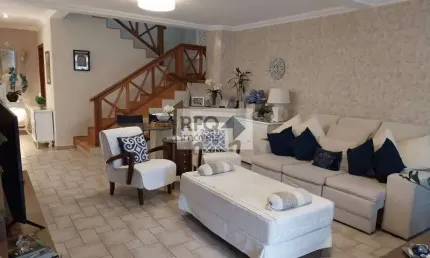 Venha conhecer esta incrível casa em condomínio com 3 suítes completas de armários, todas com terraço e uma vista deslumbrante para a Pedra Grande