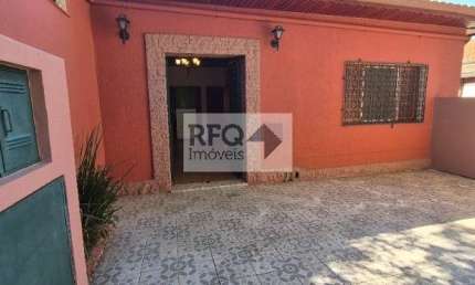 Casa para locação com 2 dormitórios e área de quintal na frente no bairro do Jardim da Gloria!!