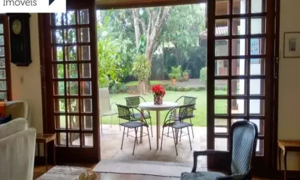 CASA TÉRREA, com ambiente charmoso, acolhedor, com muito verde e jardim espaçoso com frondosas árvores. Terreno de 1000 metros!!
