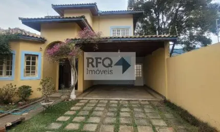 Linda casa em Atibaia com um salão bem agradável e um jardim com muitas árvores frutíferas!!
