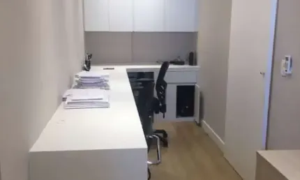 Excelente conjunto comercial, com 46 m² de área útil, com 2 banheiros, copa, recepção, sala de trabalho e sala de reunião.