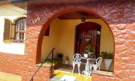 Venha conhecer essa incrível casa térrea que conta com uma edícula, perfeita para quem busca conforto e praticidade em um só lugar!