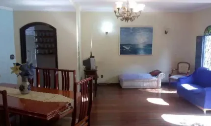 Excelente casa no Jardim da Glória. Casa bem espaçosa, ensolarada e good vibes.