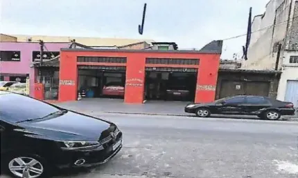 Ótimo terreno, hoje contem 4 imóveis dentro do mesmo, mais uma loja de frente!!