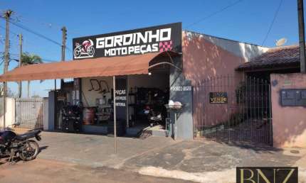 Casa com Salão Comercial na Avenida Rouxinol - Ótima Oportunidade!