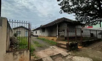 Terreno Espaçoso com Residências no Centro - Oportunidade Única!