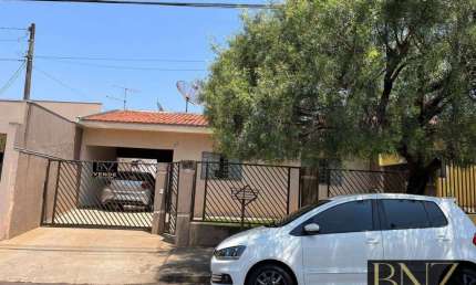 Encantadora Casa de 3 Quartos com Churrasqueira e Quintal !
