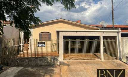 Casa à Venda no Columbia I - 03 Quartos, Amplo Terreno de 200m²