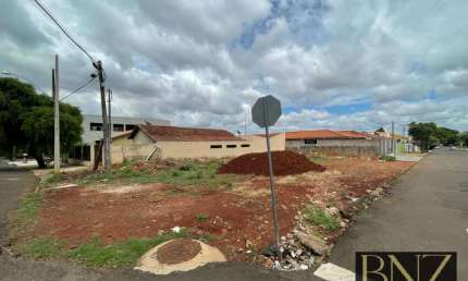 Terreno de Esquina - Centro - 300m² - R$300.000,00 - Ótima Oportunidade!