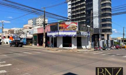Oportunidade Excepcional no Centro: Propriedade Residencial e Comercial.