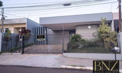 CASA EM APUCARANA À VENDA EM ÓTIMA LOCALIZAÇÃO DUAS QUADRAS DO NOVO MUFFATO